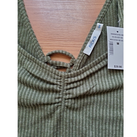 🆕 V-neck Lace Back Top - Picture 11 of 13